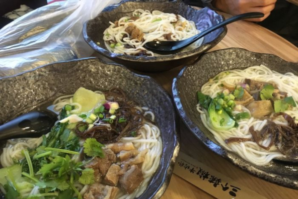 三个辣椒牛肉粉加盟